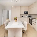Apartament Beige Harmony For Family & Business With Parking And Ac By Uniquerent