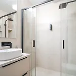 Apartament Beige Harmony For Family & Business With Parking And Ac By Uniquerent