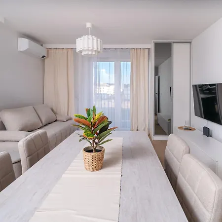 Beige Harmony For Family & Business With Parking And Ac By Uniquerent Daire *