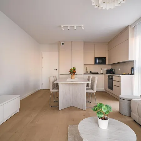 Beige Harmony For Family & Business With Parking And Ac By Uniquerent Wroclaw