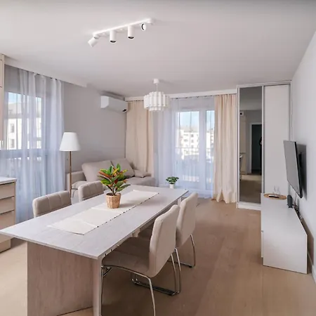 Beige Harmony For Family & Business With Parking And Ac By Uniquerent Lejlighed *