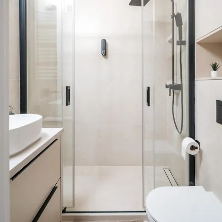 Beige Harmony For Family & Business With Parking And Ac By Uniquerent Apartman