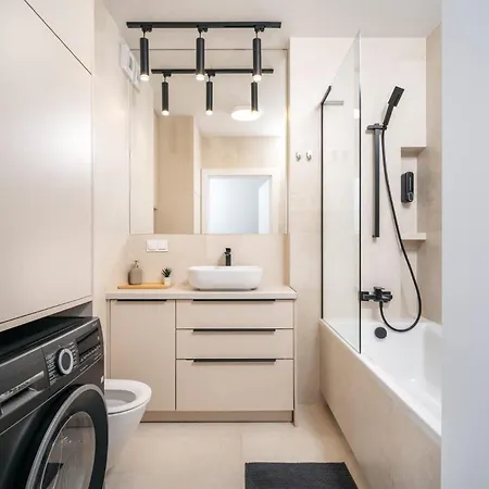 Beige Harmony For Family & Business With Parking And Ac By Uniquerent Apartman Wrocław