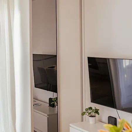 Beige Harmony For Family & Business With Parking And Ac By Uniquerent Apartman Wrocław
